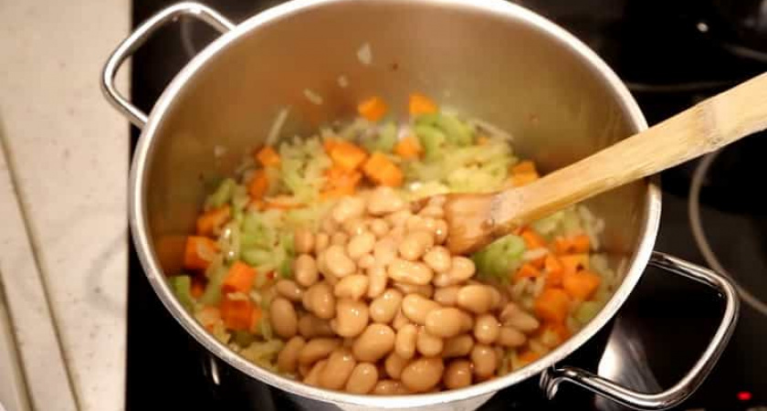 Очень простой суп с белой фасолью 🍲