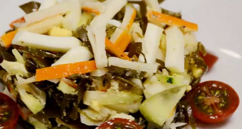 Как научиться готовить вкусный салат с морской капустой и крабовыми палочками 🥣