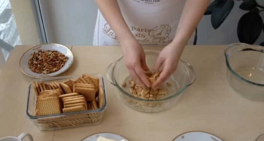 Шоколадная колбаска из печенья - очень вкусный десерт за 10 минут 🍫