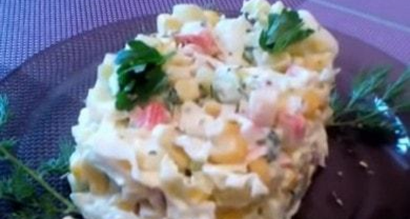 Как научиться готовить вкусный салат с капустой, крабовыми палочками и кукурузой 🥗