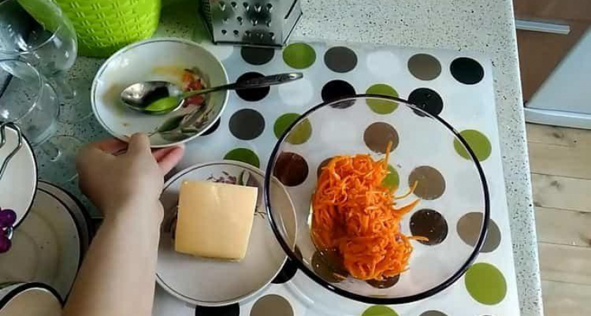 Как научиться готовить вкусный салат с корейской морковкой и крабовыми палочками 🥗