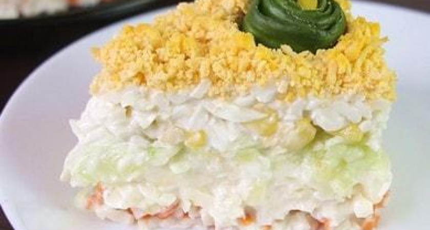 Как научиться готовить вкусный слоеный салат с крабовыми палочками 🥗