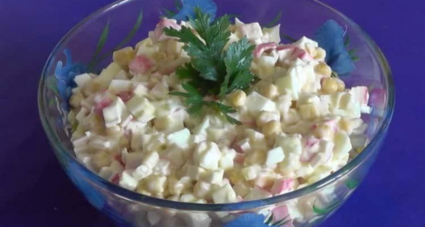 Как научиться готовить вкусный салат с крабовыми палочками, кукурузой и яйцами 🦀