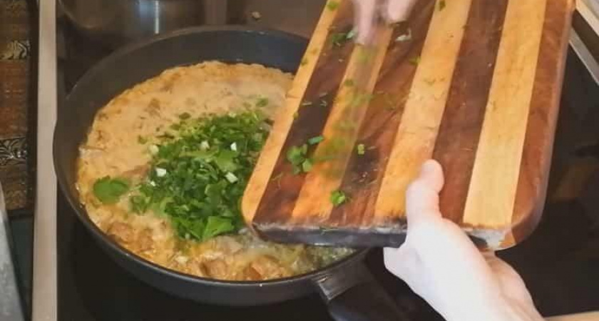 Как научиться готовить вкусную печень в сметане с луком на сковороде 🍲