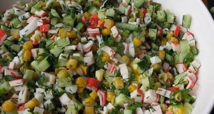 Как научиться готовить вкусный салат с крабовыми палочками кукурузой, яйцами и огурцом 🥗