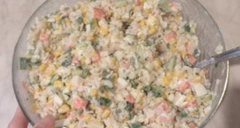 Как научиться готовить вкусный салат с крабовыми палочками и рисом 🍚