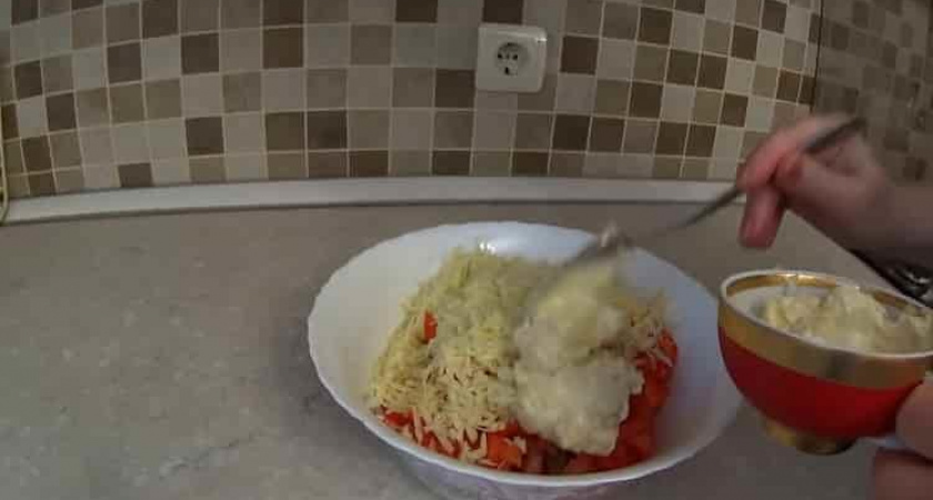 Как научиться готовить вкусный салат с крабовыми палочками без кукурузы 🥗