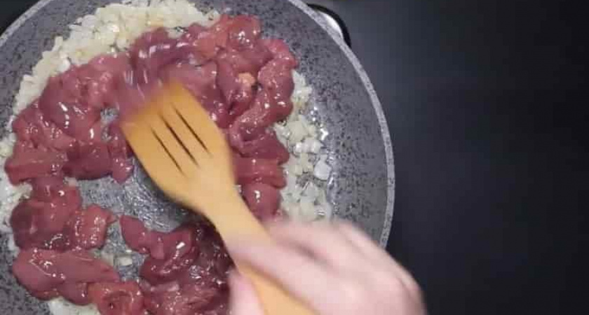 Куриная печень в сметанном соусе - очень нежная, сочная и вкусная 🥣