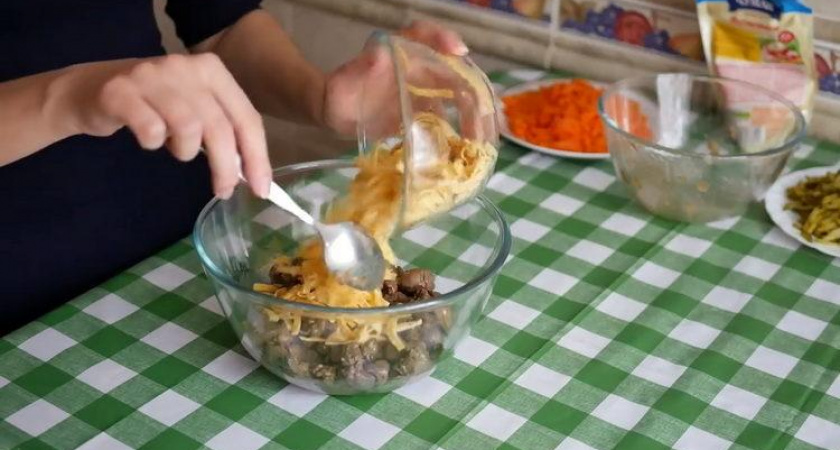 Невероятно вкусный и сытный салат из куриной печени с морковью 🥗