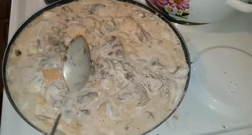 Вкусная и нежная куриная печень с грибами, тушеная в сметане 🥣