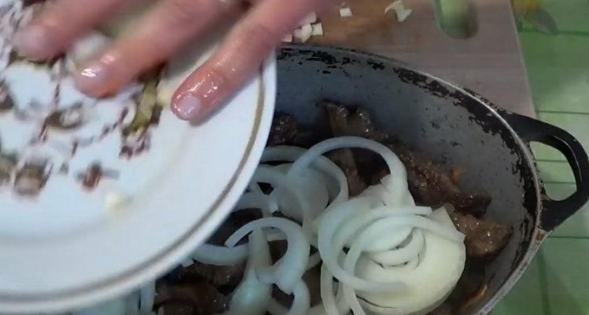 Как научиться готовить вкусную печень свиную жареную с луком 🥘