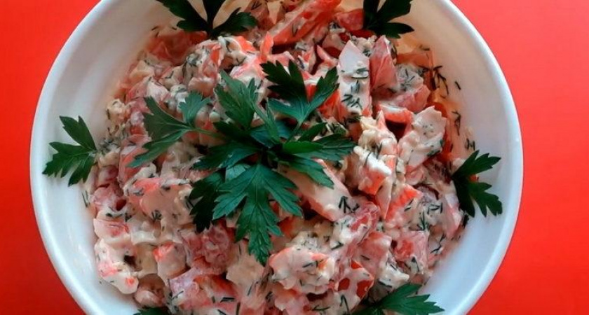 Как научиться готовить вкусный салат с крабовыми палочками и помидорами 🍅