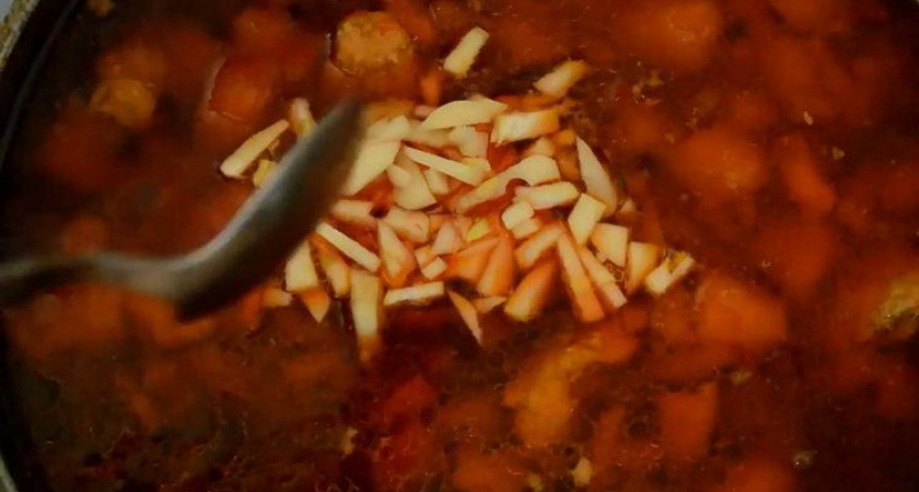 Как научиться готовить вкусный горячий свекольник с мясом по простому рецепту 🥣
