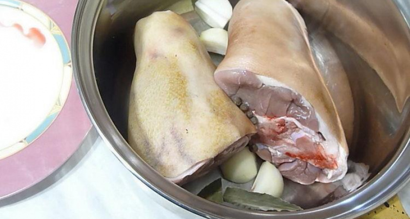 Как научиться готовить вкусный холодец из рульки свиной по простому рецепту 🥣