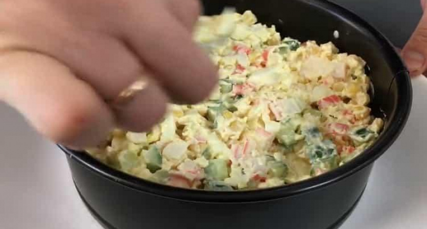 Как научиться готовить вкусный салат с крабовыми палочками 🦀