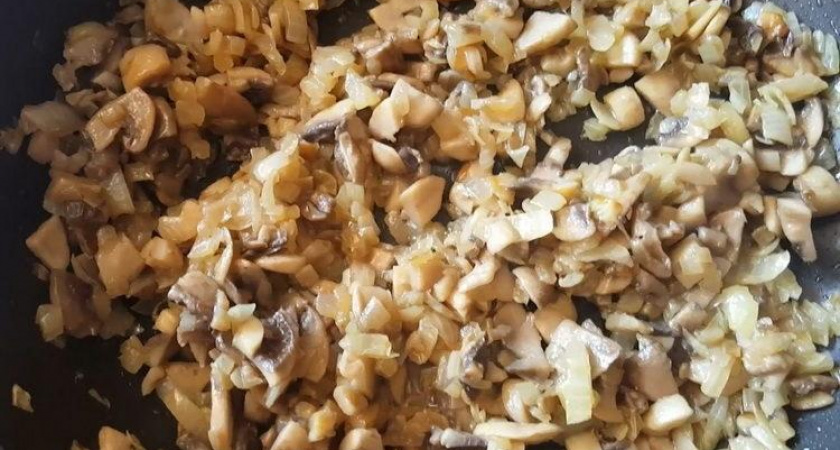 Нежное и вкусное мясо по-французски с грибами в духовке &#x1f958;