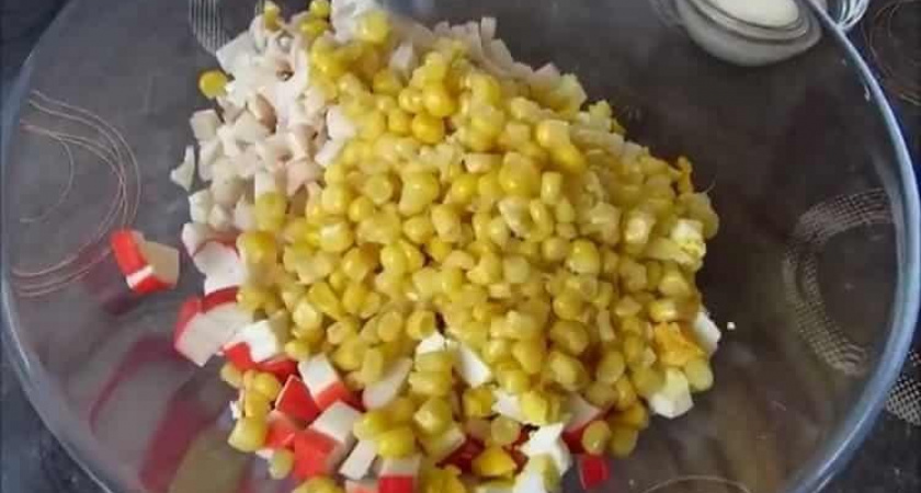 Салат с крабовыми палочками и кальмарами - простой рецепт 🦑