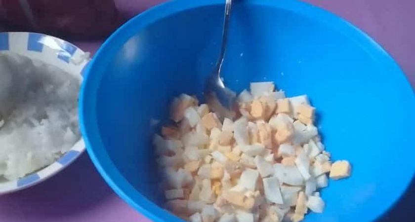 Рецепт вкусного салата с крабовыми чипсами 🥣