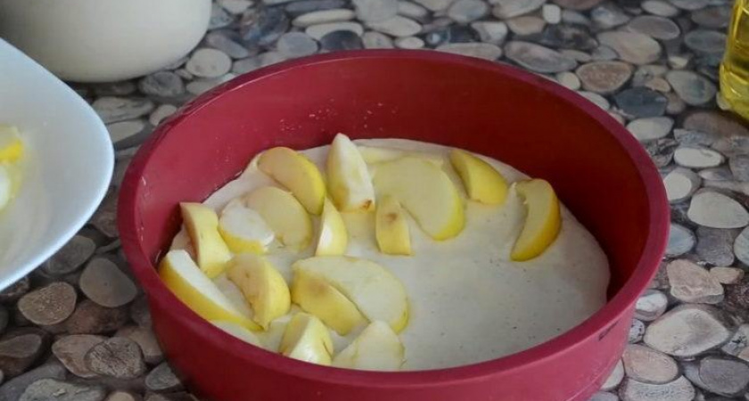 Бисквит с яблоками - рецепт с секретами 🥧