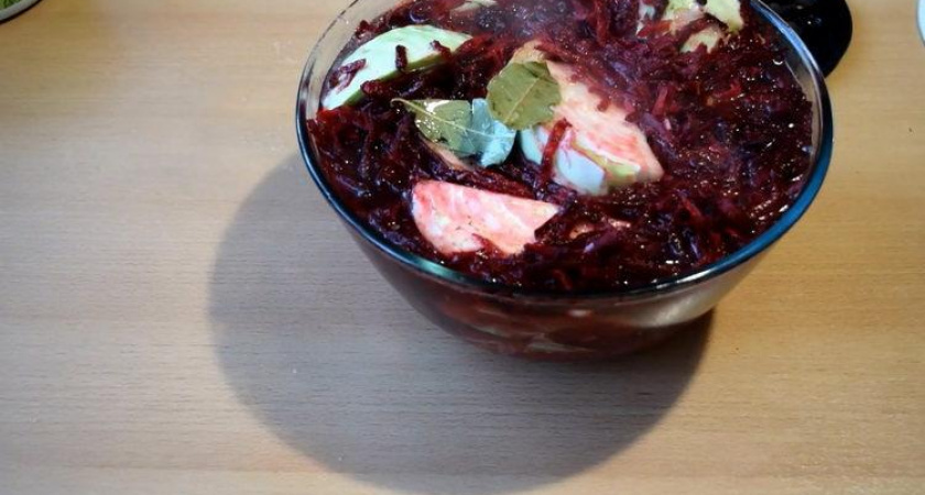 Капуста со свеклой и чесноком быстрого приготовления 🥣