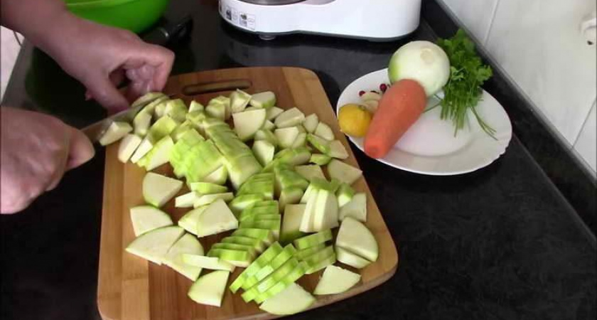 Нежные и очень вкусные тушеные кабачки в сметане🍆