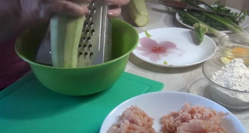 Сытные и ароматные куриные котлеты с кабачком &#x1f958;
