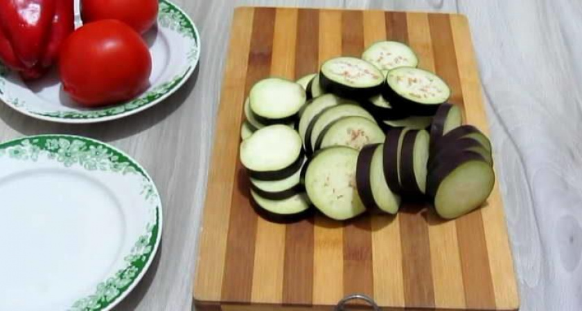 Легкий салат с баклажанами и помидорами🥗
