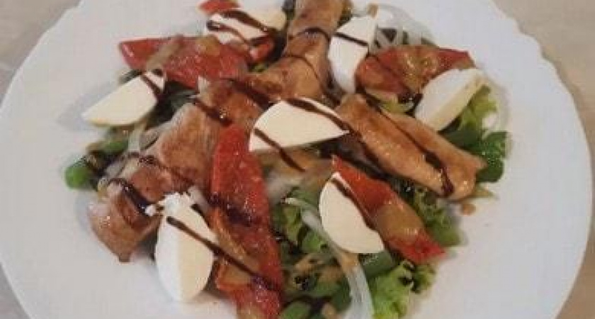 Очень вкусный и нежный салат с вялеными помидорами, курицей и моцареллой 🥗