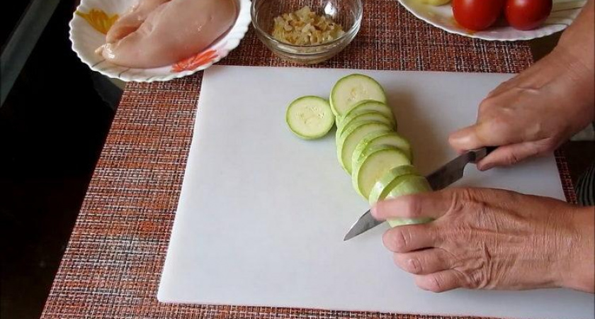 Вкусная курица с кабачками в духовке 🍲