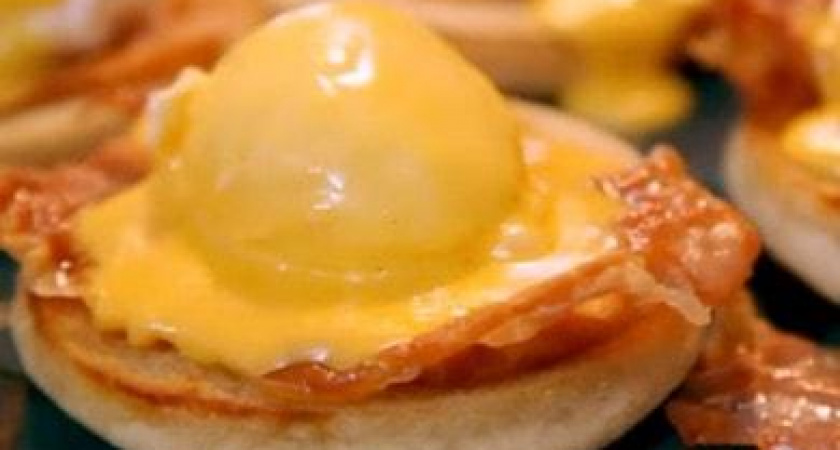 Яйца Бенедикт с хрустящей 🥝 пармской ветчиной