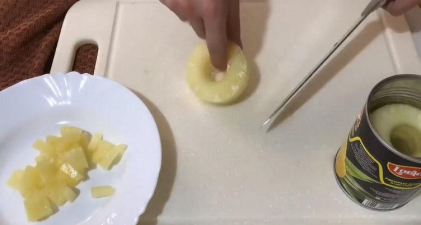 Салат с копченой 🥝 курицей, ананасами и яйцом