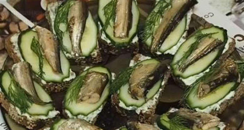 Вкусные бутерброды со шпротами 🥝 и свежим огурцом