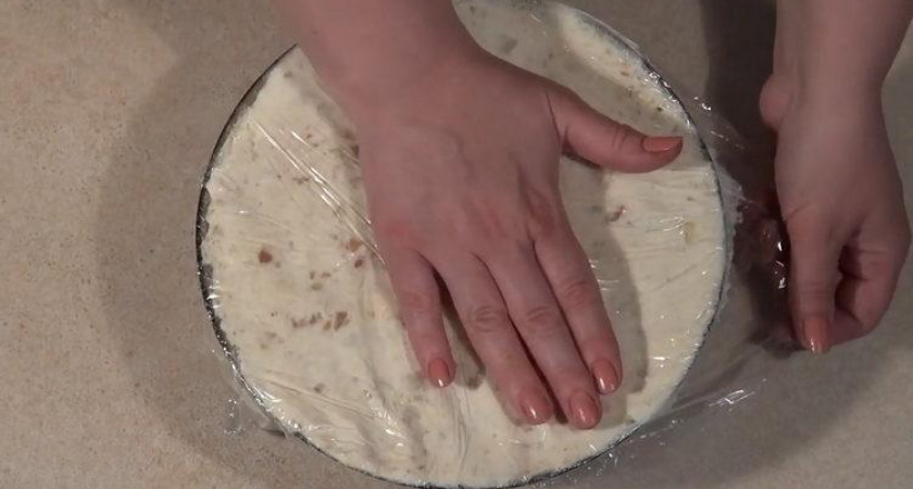 Сытный и вкусный торт из печенья без выпечки с бананом
