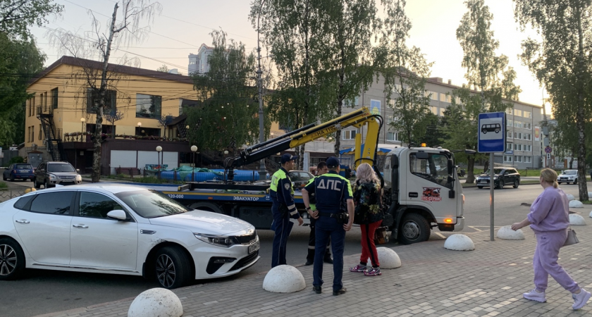 Водителей с многолетним стажем заставят пересдавать права в мае: в ином случае придется заплатить 30 000 рублей штраф