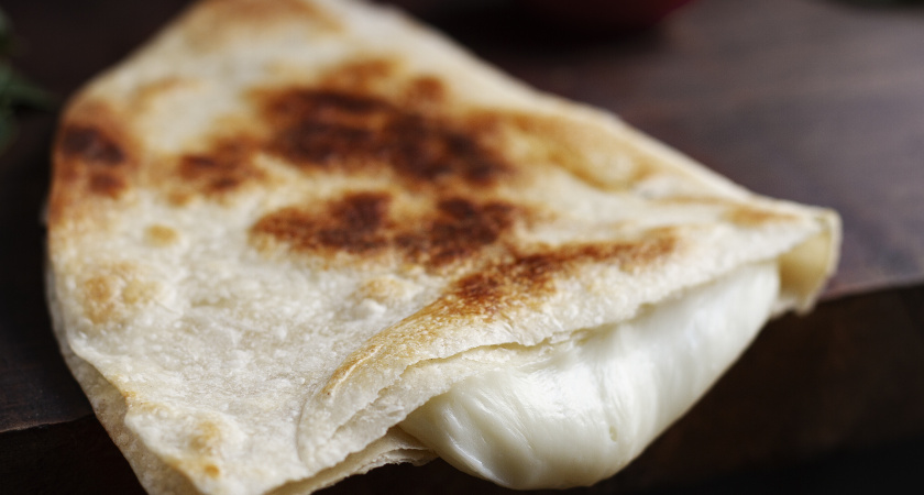 Блогер, поделился способом создания невероятно вкусных рулетов из тонкого лаваша с начинкой из сыра и зелени