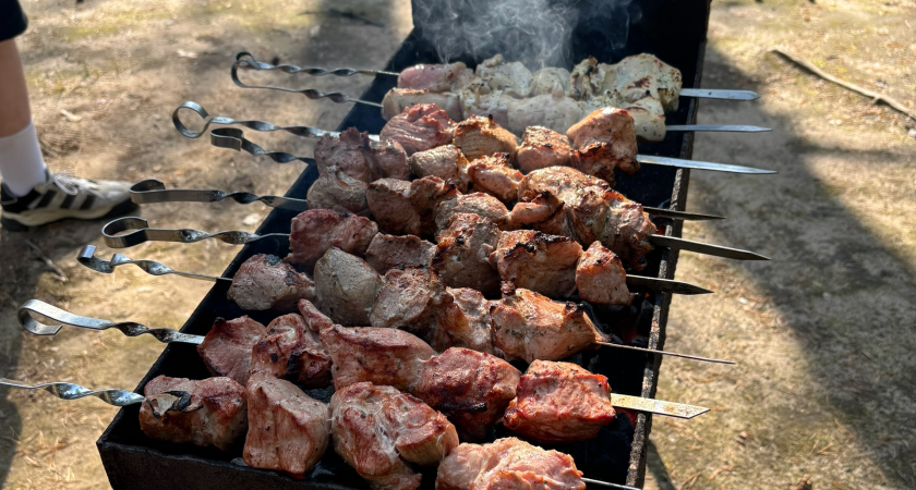 Вот как грузины маринуют мясо на шашлык - забудьте об уксусе, майонезе и куче специй. Тает во рту как облачко