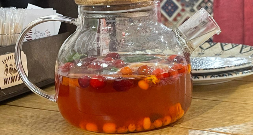 Компот с абрикосами, персиками, сливами и клубникой и всем, что под рукой