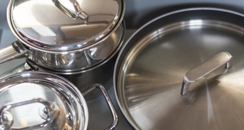 У меня металлическая посуда теперь блестит как новая: средство для чистки нашелся случайно