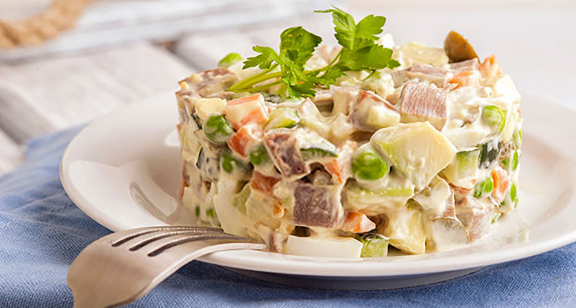 Тот самый салат "Оливье": почему в советских столовых он был вкуснее - весь секрет в заправке