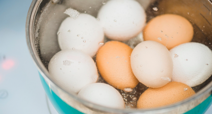 Никогда не кладите яйца после варки в холодную воду - запомните раз и навсегда