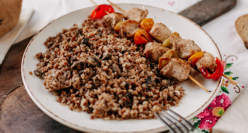 Гречка без скуки: 5 необычных способов приготовить её вкусно и сытно - домашние будут просить добавки