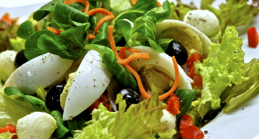 Битые огурцы с кальмарами: салат от шефа Ивлева из двух ингредиентов за 7 минут — рай для гурманов