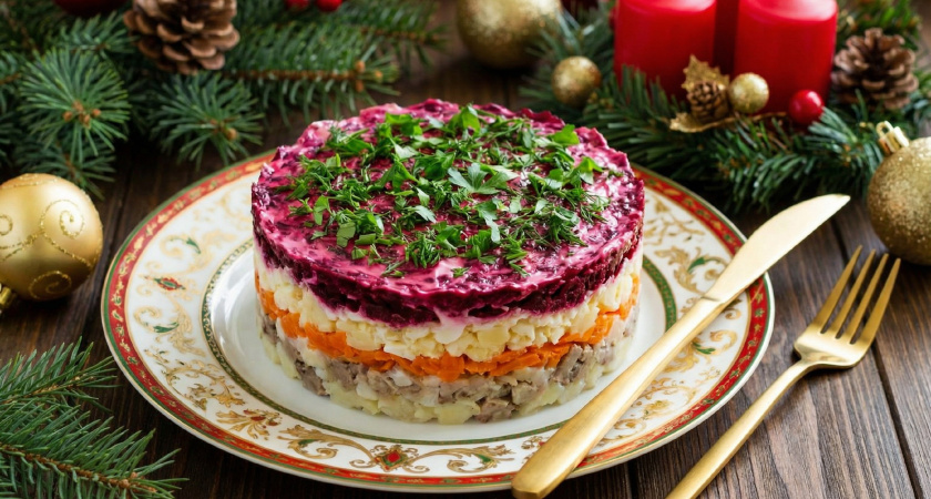 Вы всегда делали неправильно: какой слой в салате "селёдка под шубой" должен быть первым