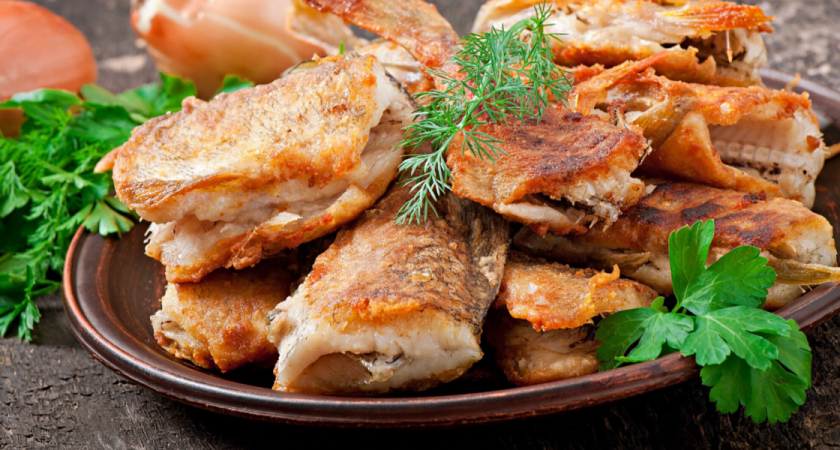 Рыба пожарится без следа запаха в квартире: народная хитрость приготовления