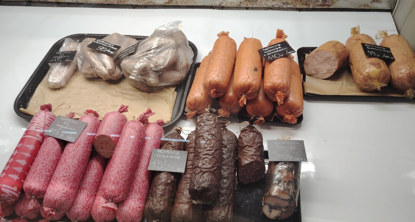Без красителей и канцерогенов: эксперты Роскачества назвали марки качественного сервелата