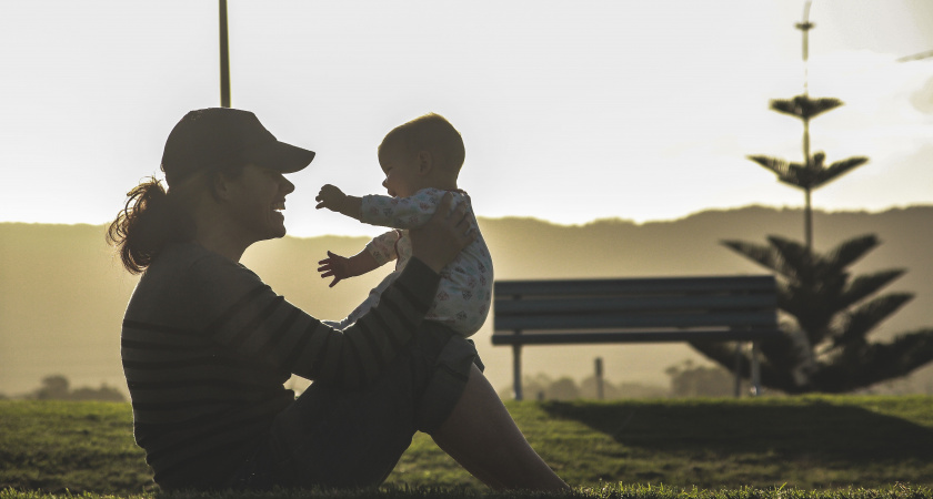 В России призвали повысить размер пособия родителям по уходу за ребенком