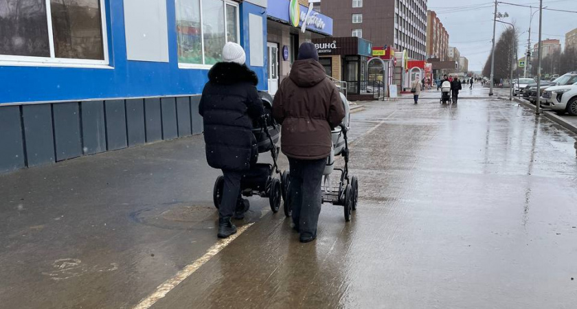 В России сняли ограничения по учету в стаже отпуска родителей по уходу за ребенком