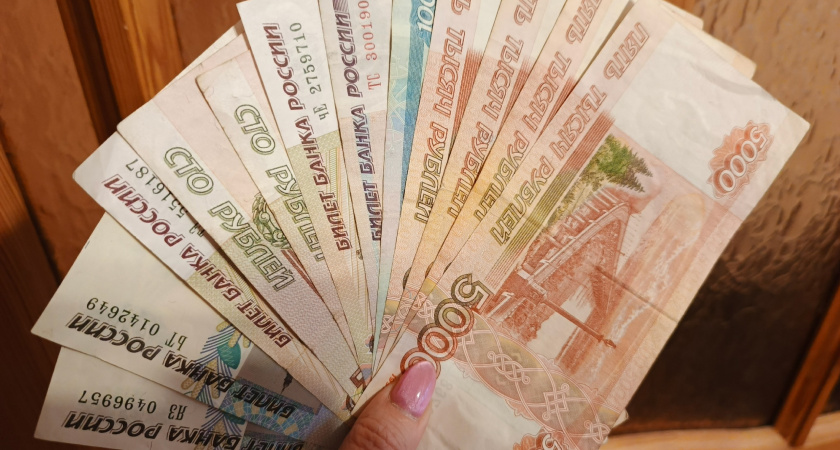 Многодетной учительнице арестовали все счета за кредит, который мошенники взяли на ее старый номер телефона