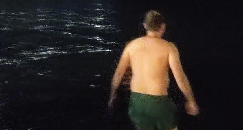 Голландский блогер окунулся в ледяной проруби в Якутии при -52°С