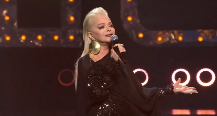 Долина завершила первый сольный концерт в этом году песней «Стена» в московском баре Petter